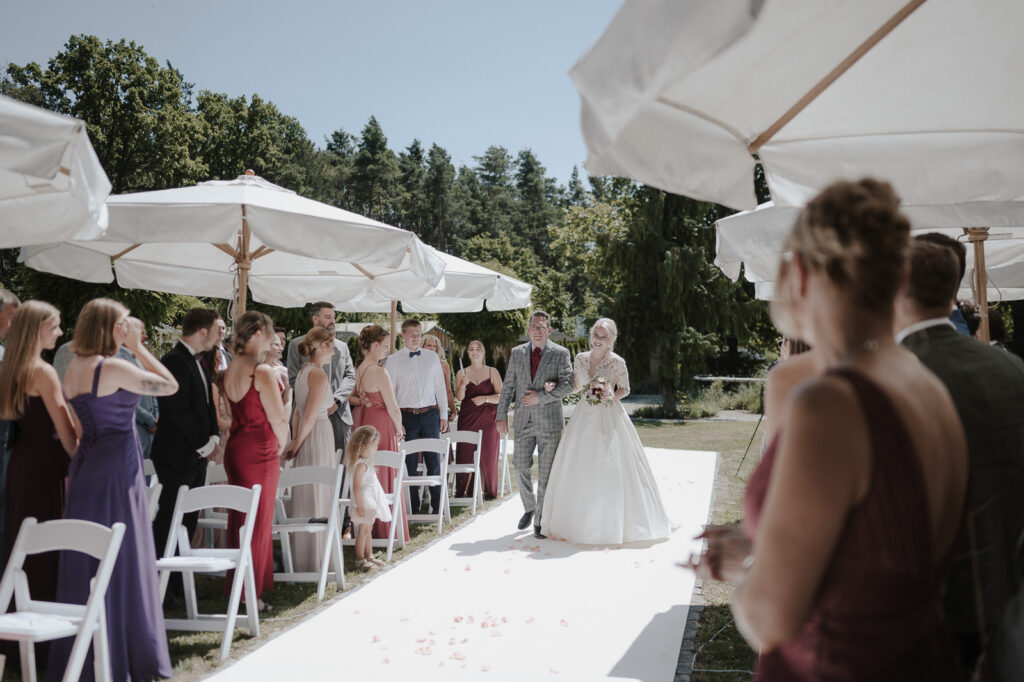 Eventlocation Birkenheide eine Hochzeitsreportag einer freien Trauung im Sommer.