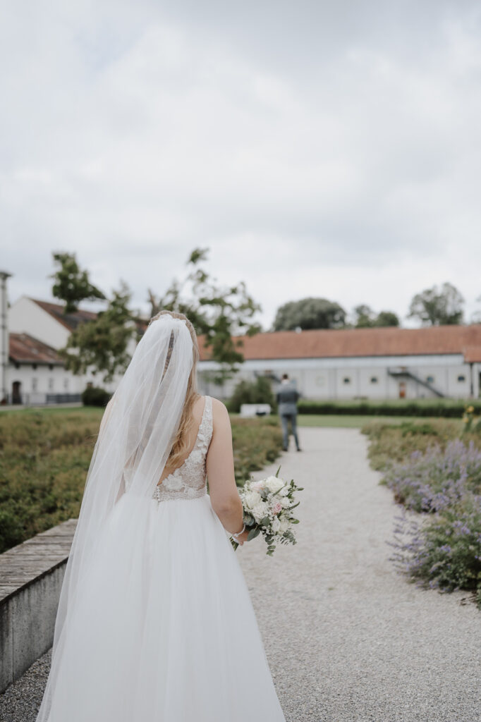Hochzeitsbilder an und vor der Klosterkirche Fürstenfeldbruck.