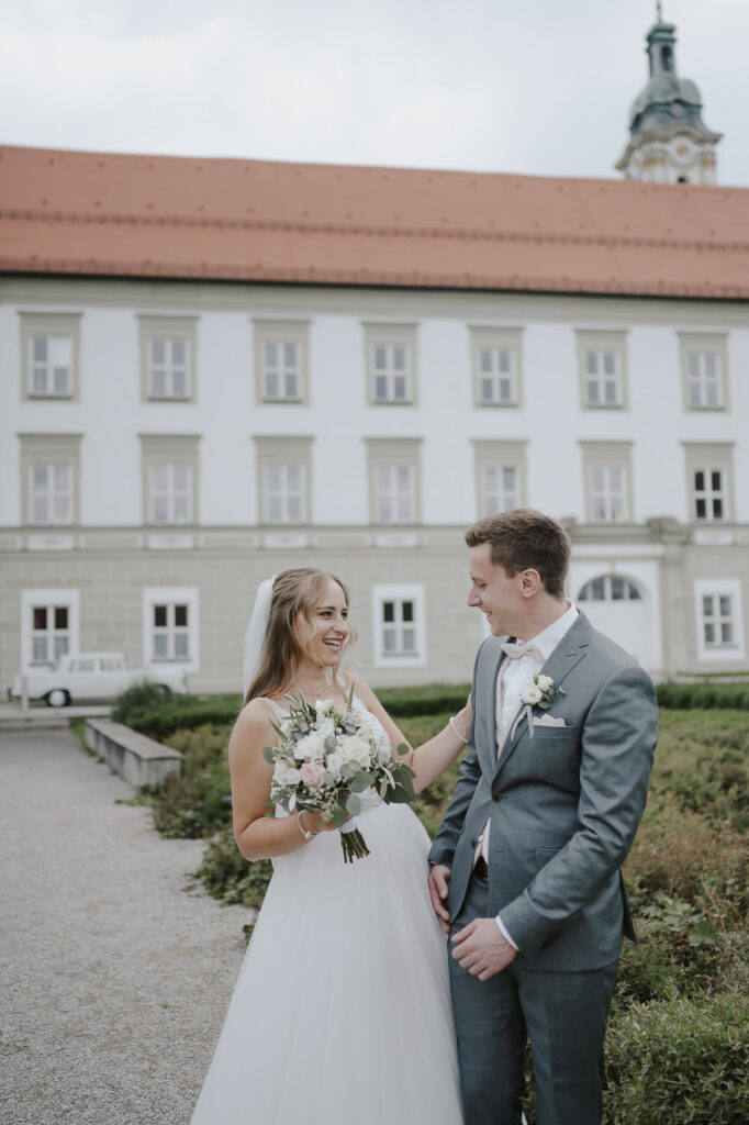 Hochzeitsbilder an und vor der Klosterkirche Fürstenfeldbruck.