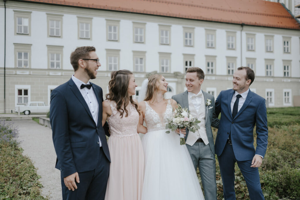 Hochzeitsbilder an und vor der Klosterkirche Fürstenfeldbruck.