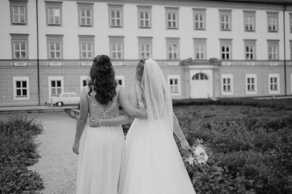 Hochzeitsbilder an und vor der Klosterkirche Fürstenfeldbruck.