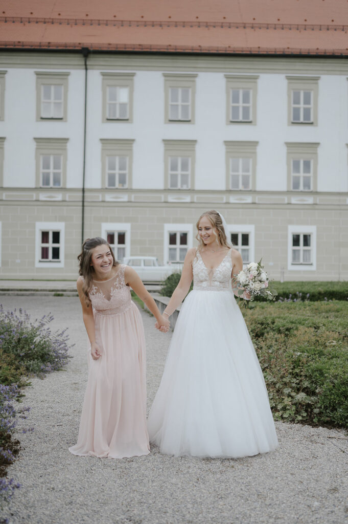 Hochzeitsbilder an und vor der Klosterkirche Fürstenfeldbruck.