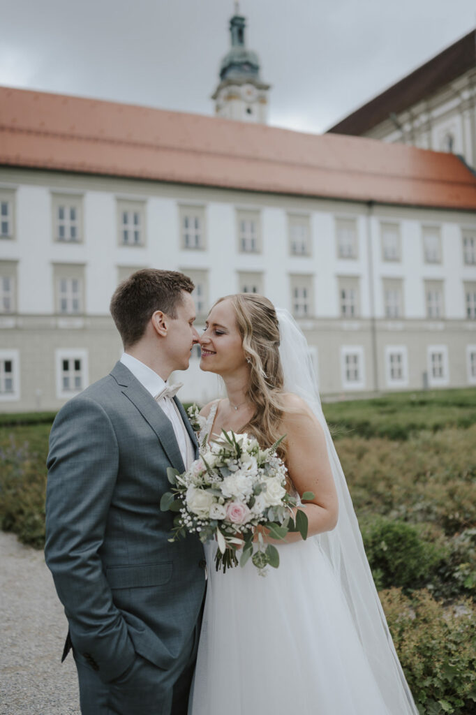 Hochzeitsbilder an und vor der Klosterkirche Fürstenfeldbruck.