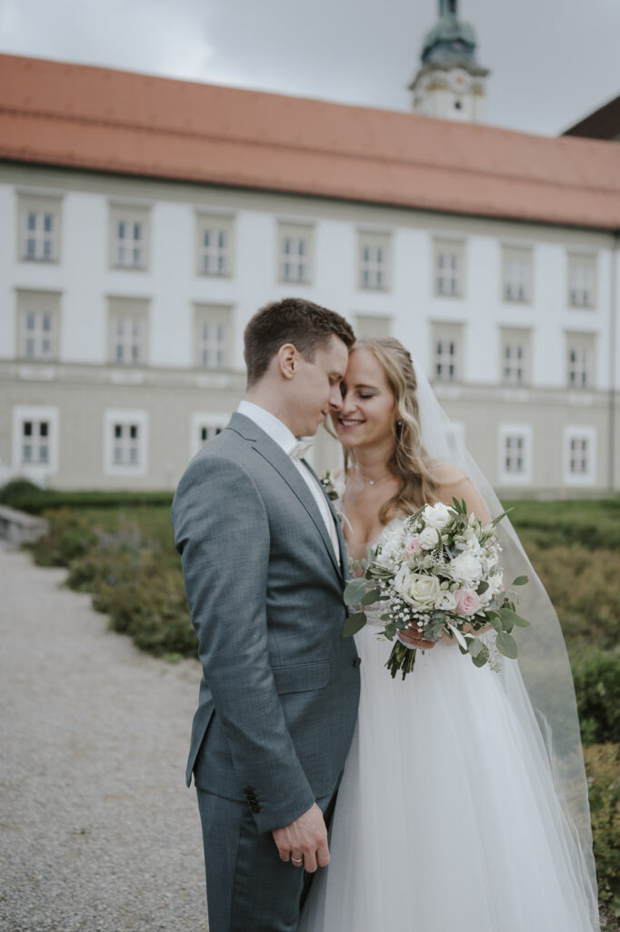 Hochzeitsbilder an und vor der Klosterkirche Fürstenfeldbruck.