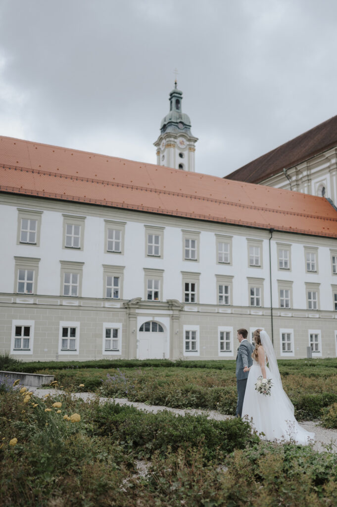 Hochzeitsbilder an und vor der Klosterkirche Fürstenfeldbruck.