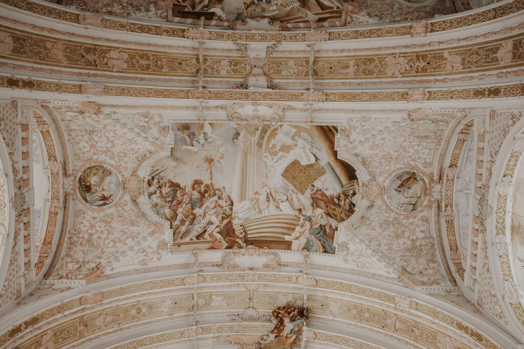 Hochzeitsbilder an und vor der Klosterkirche Fürstenfeldbruck.