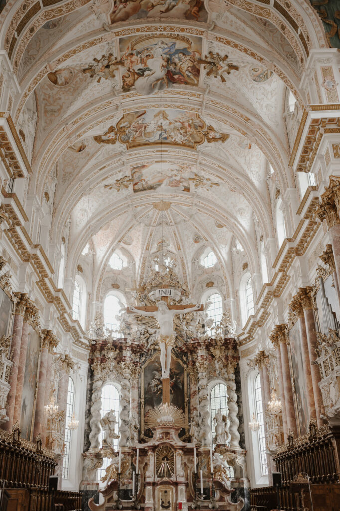Hochzeitsbilder an und vor der Klosterkirche Fürstenfeldbruck.