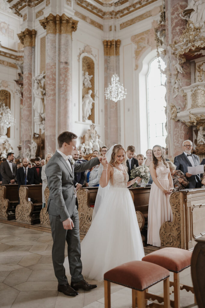 Hochzeitsbilder an und vor der Klosterkirche Fürstenfeldbruck.