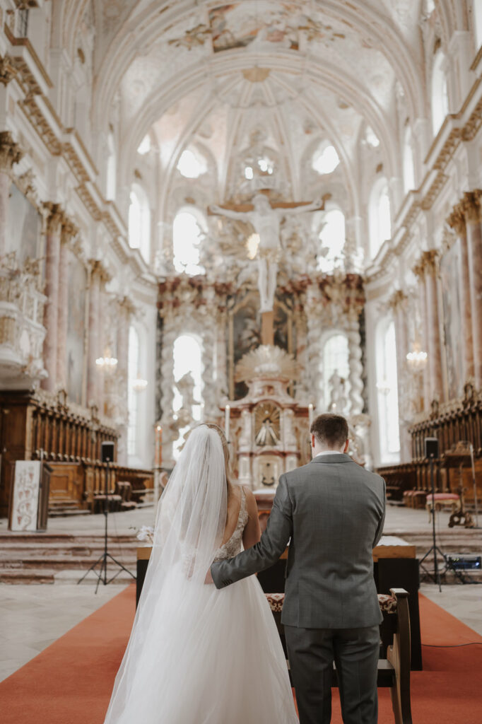 Hochzeitsbilder an und vor der Klosterkirche Fürstenfeldbruck.