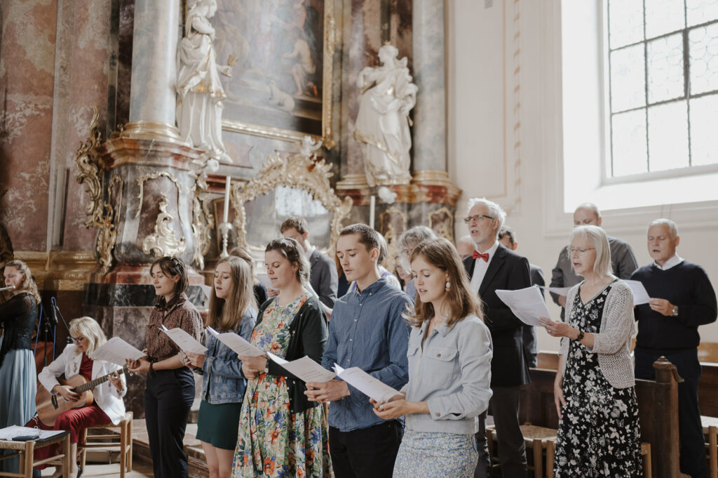 Hochzeitsbilder an und vor der Klosterkirche Fürstenfeldbruck.