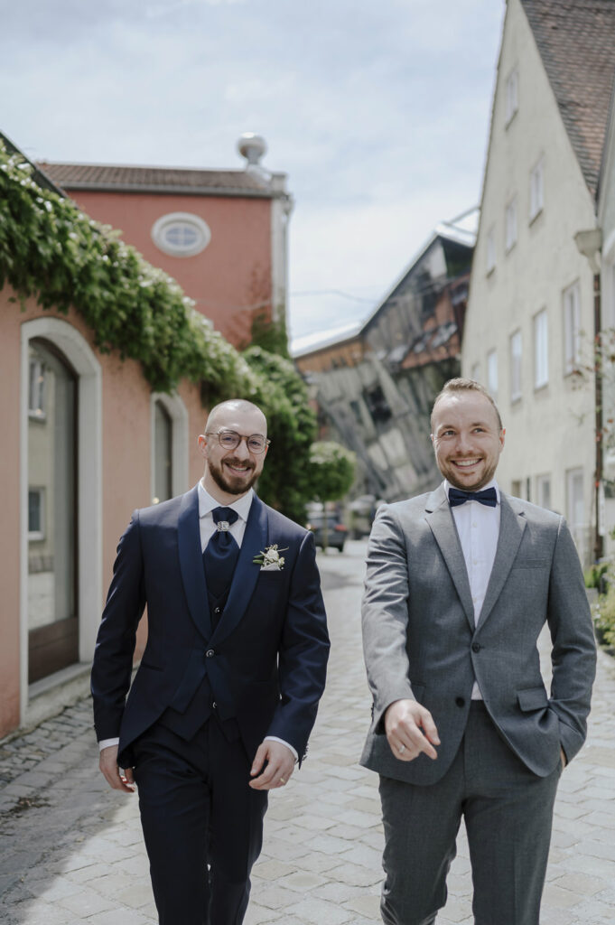 Hochzeitsfeier in der Erdinger Innenstadt. Portraitaufnahmen des Paares in der Stadt und während der Trauung.