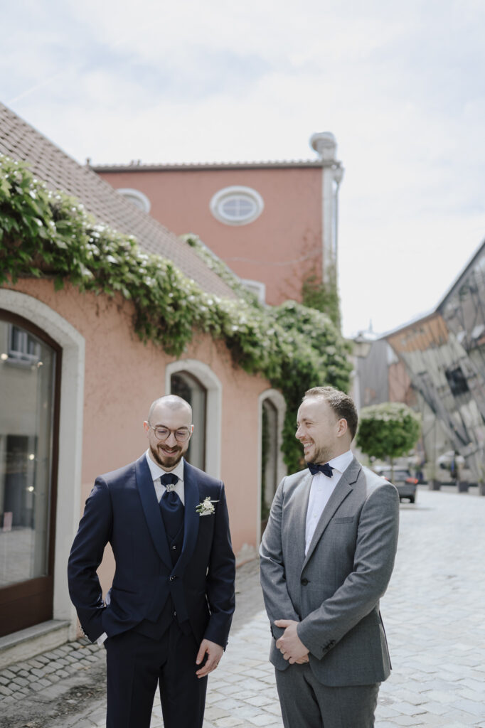 Hochzeitsfeier in der Erdinger Innenstadt. Portraitaufnahmen des Paares in der Stadt und während der Trauung.