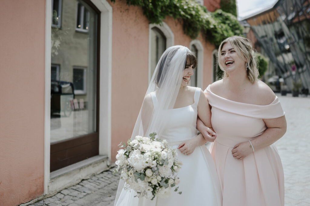 Hochzeitsfeier in der Erdinger Innenstadt. Portraitaufnahmen des Paares in der Stadt und während der Trauung.