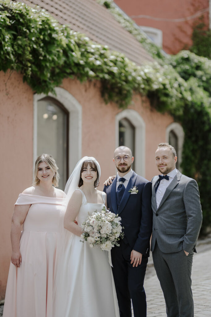Hochzeitsfeier in der Erdinger Innenstadt. Portraitaufnahmen des Paares in der Stadt und während der Trauung.