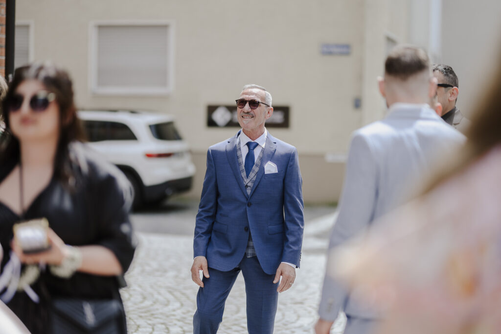 Hochzeitsfeier in der Erdinger Innenstadt. Portraitaufnahmen des Paares in der Stadt und während der Trauung.