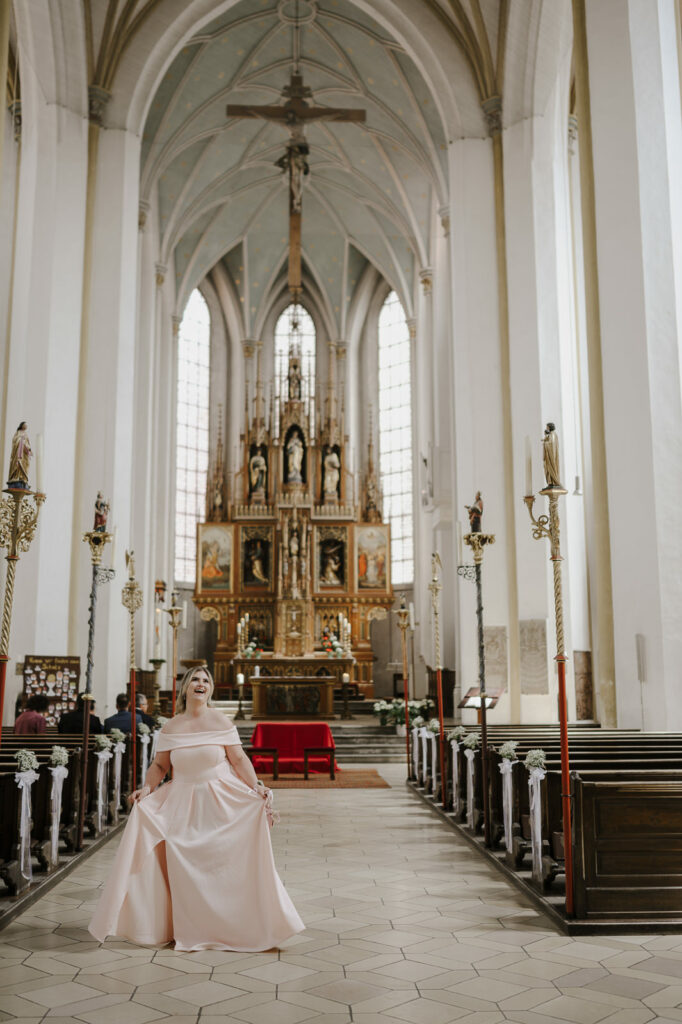 Hochzeitsfeier in der Erdinger Innenstadt. Portraitaufnahmen des Paares in der Stadt und während der Trauung.