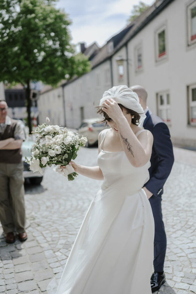 Hochzeitsfeier in der Erdinger Innenstadt. Portraitaufnahmen des Paares in der Stadt und während der Trauung.