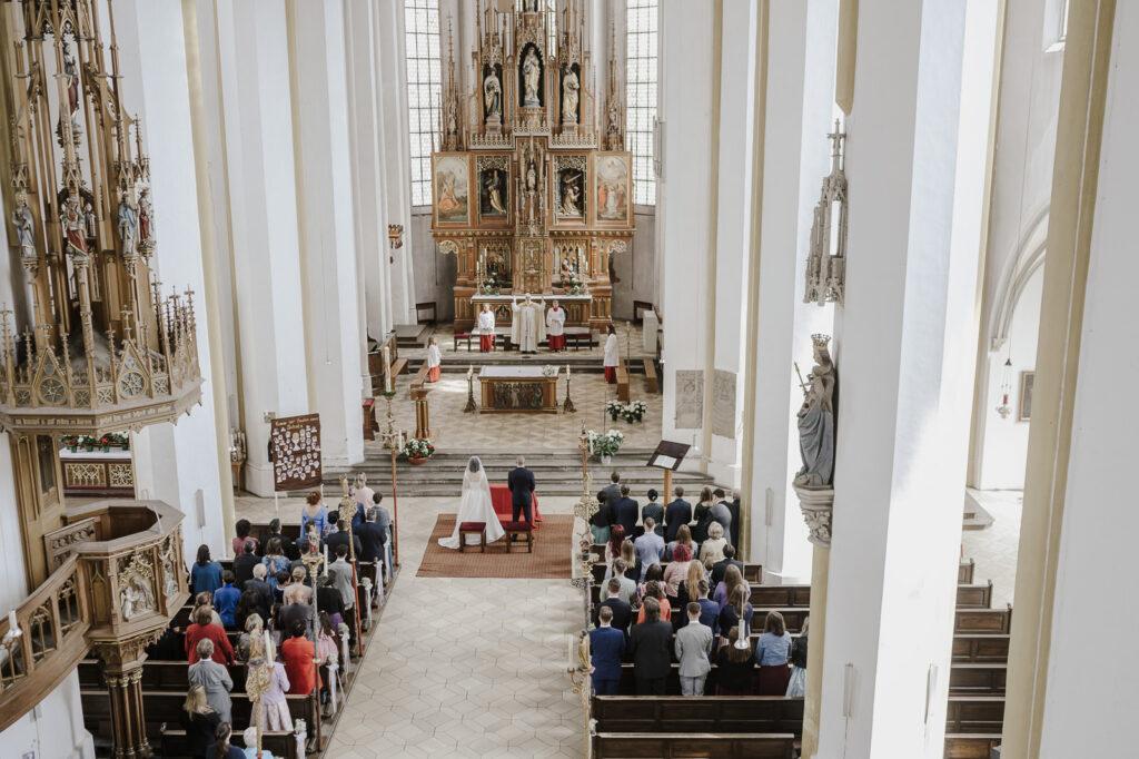 Hochzeitsfeier in der Erdinger Innenstadt. Portraitaufnahmen des Paares in der Stadt und während der Trauung.