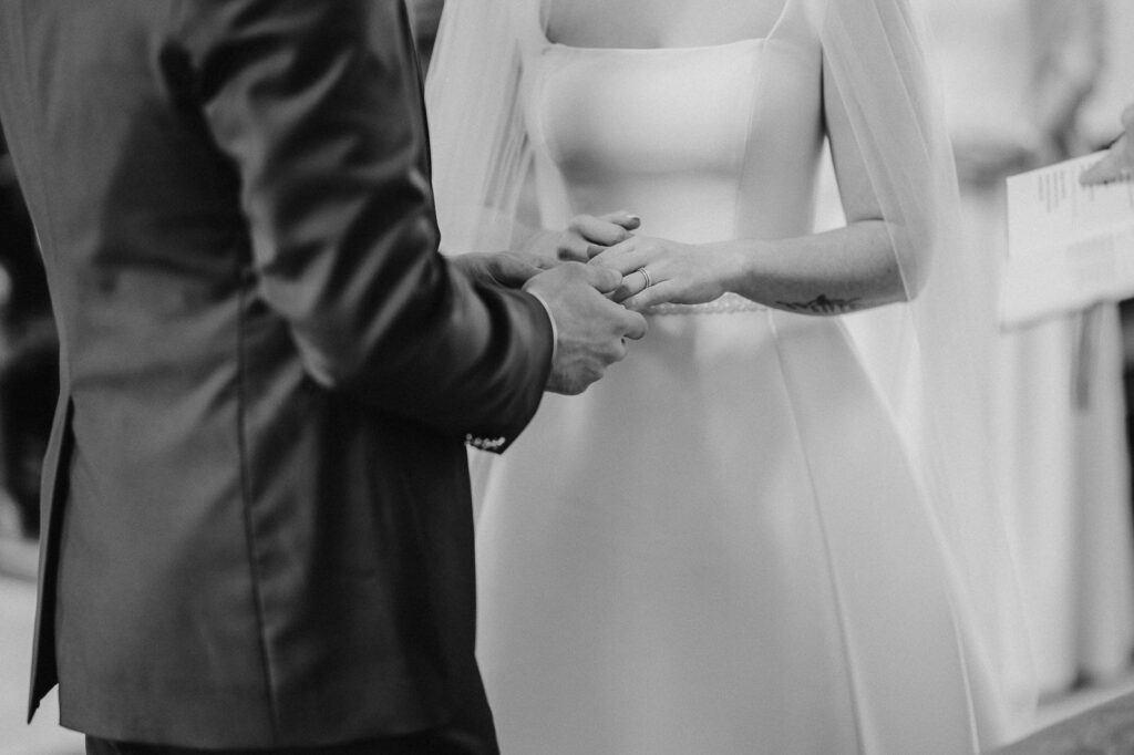 Hochzeitsfeier in der Erdinger Innenstadt. Portraitaufnahmen des Paares in der Stadt und während der Trauung.