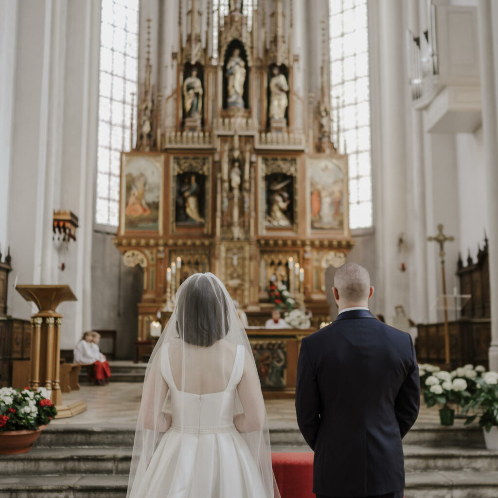 Hochzeitsfeier in der Erdinger Innenstadt. Portraitaufnahmen des Paares in der Stadt und während der Trauung.