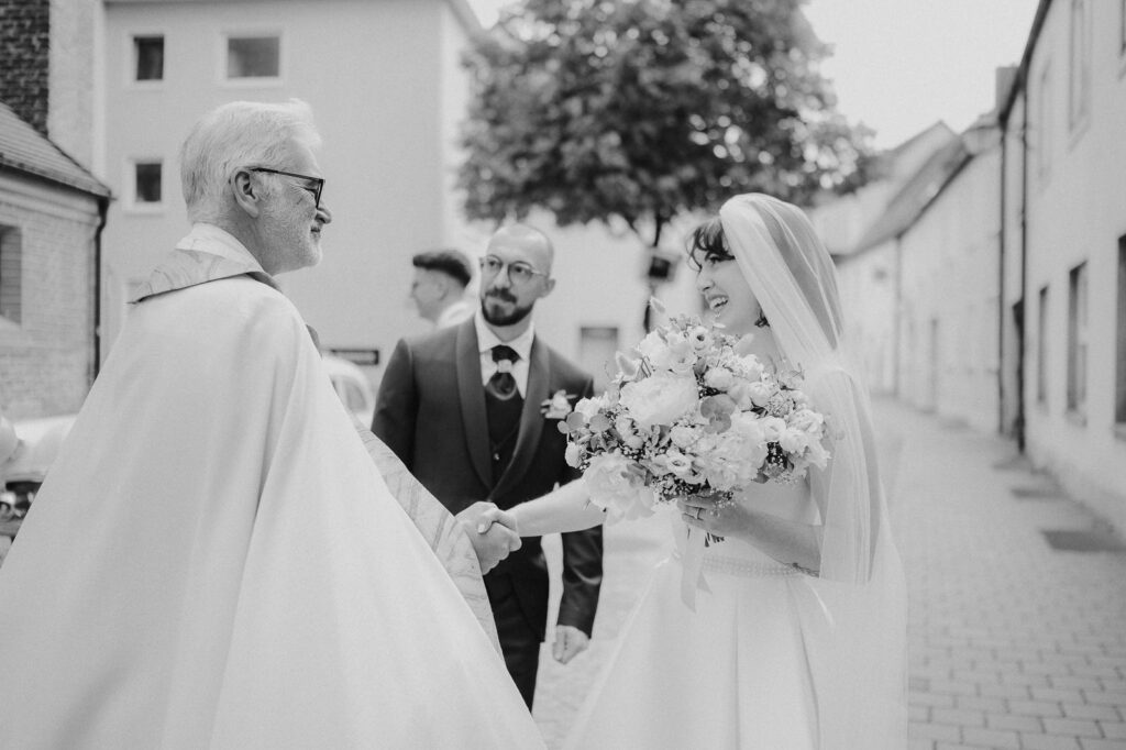Hochzeitsfeier in der Erdinger Innenstadt. Portraitaufnahmen des Paares in der Stadt und während der Trauung.