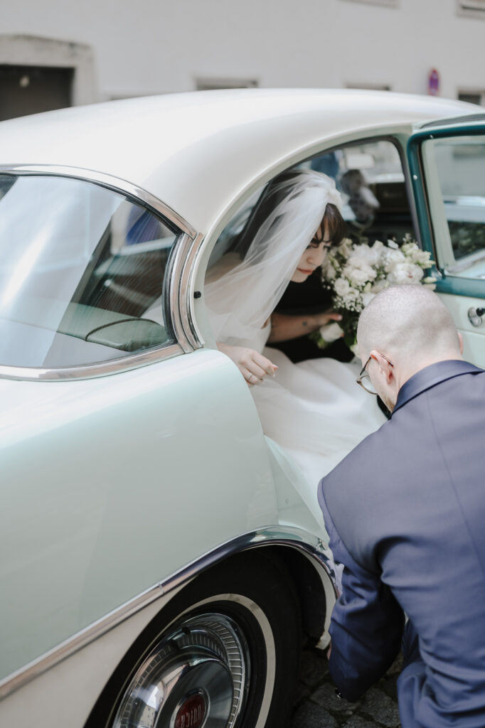 Hochzeitsfeier in der Erdinger Innenstadt. Portraitaufnahmen des Paares in der Stadt und während der Trauung.