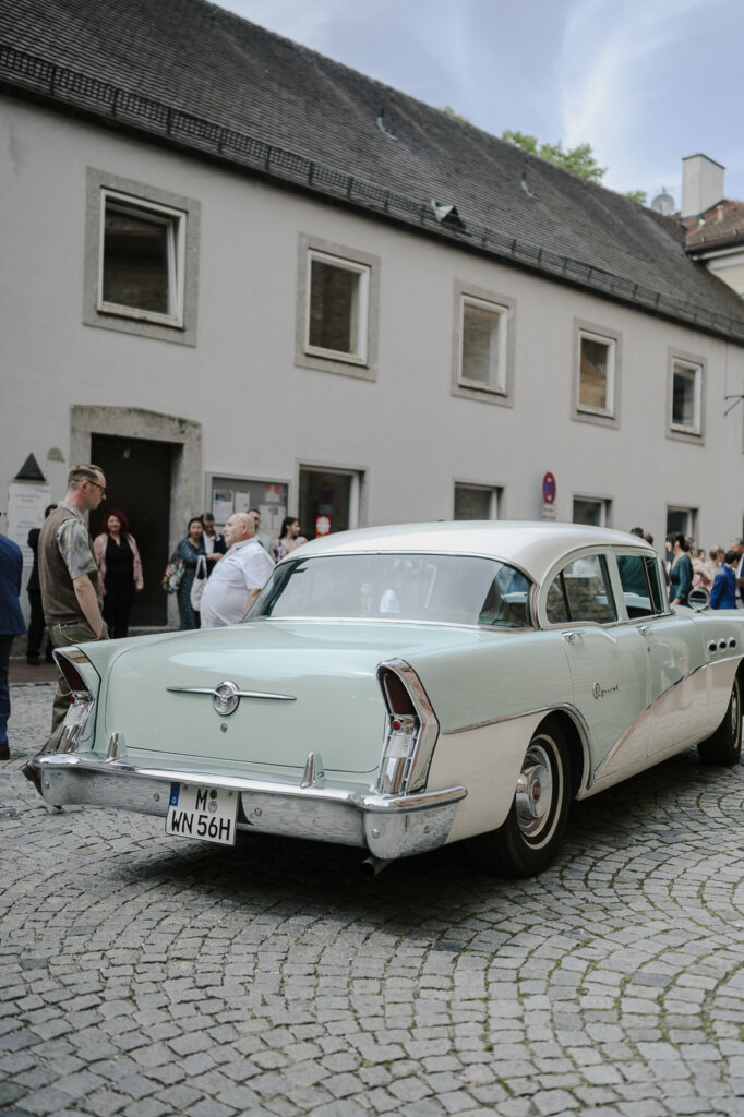 Hochzeitsfeier in der Erdinger Innenstadt. Portraitaufnahmen des Paares in der Stadt und während der Trauung.
