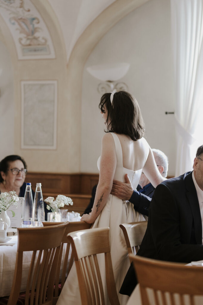Hochzeitsfeier in der Erdinger Innenstadt. Portraitaufnahmen des Paares in der Stadt und während der Trauung.