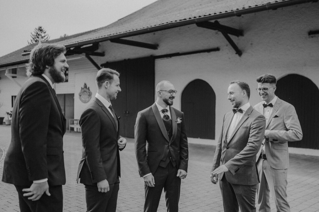 Hochzeitsfeier in der Erdinger Innenstadt. Portraitaufnahmen des Paares in der Stadt und während der Trauung.