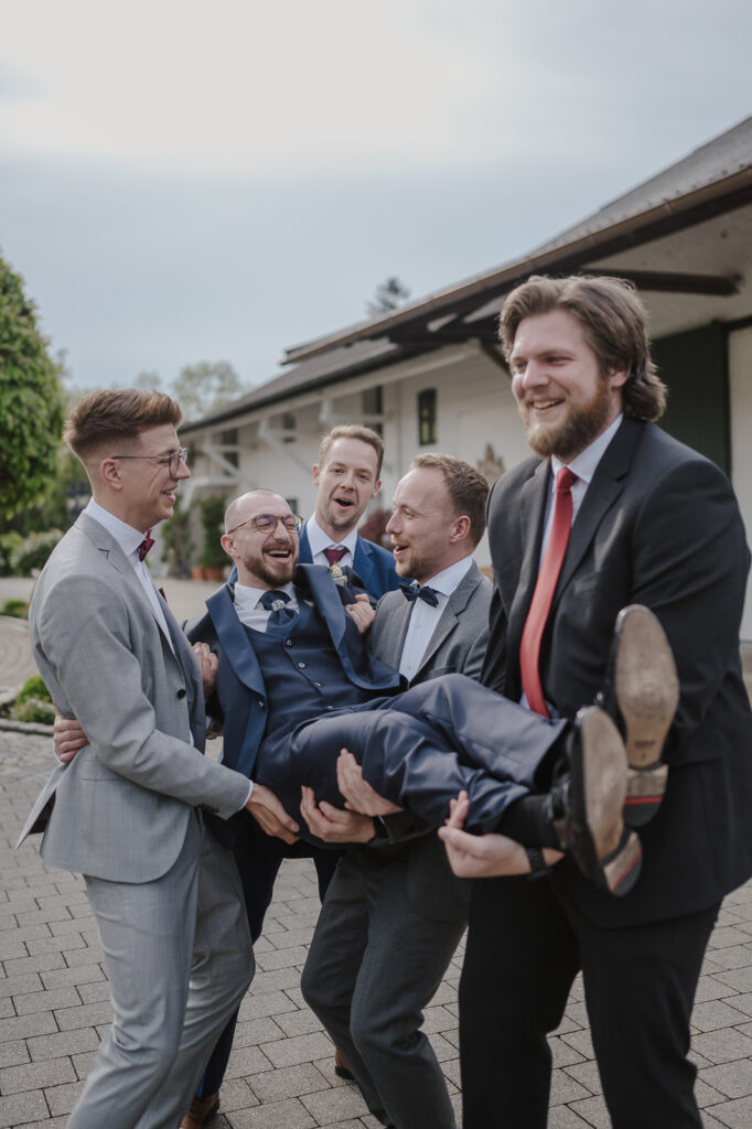 Hochzeitsfeier in der Erdinger Innenstadt. Portraitaufnahmen des Paares in der Stadt und während der Trauung.