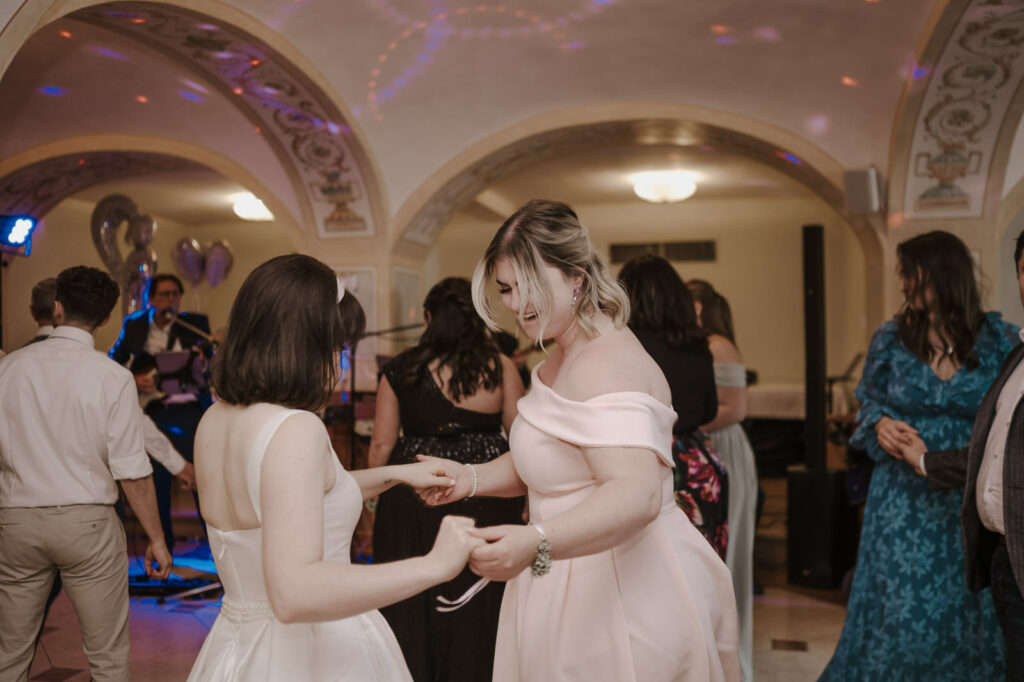 Hochzeitsfeier in der Erdinger Innenstadt. Portraitaufnahmen des Paares in der Stadt und während der Trauung.