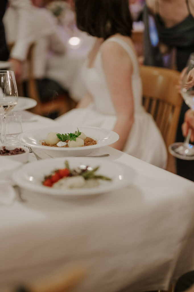 Hochzeitsfeier in der Erdinger Innenstadt. Portraitaufnahmen des Paares in der Stadt und während der Trauung.