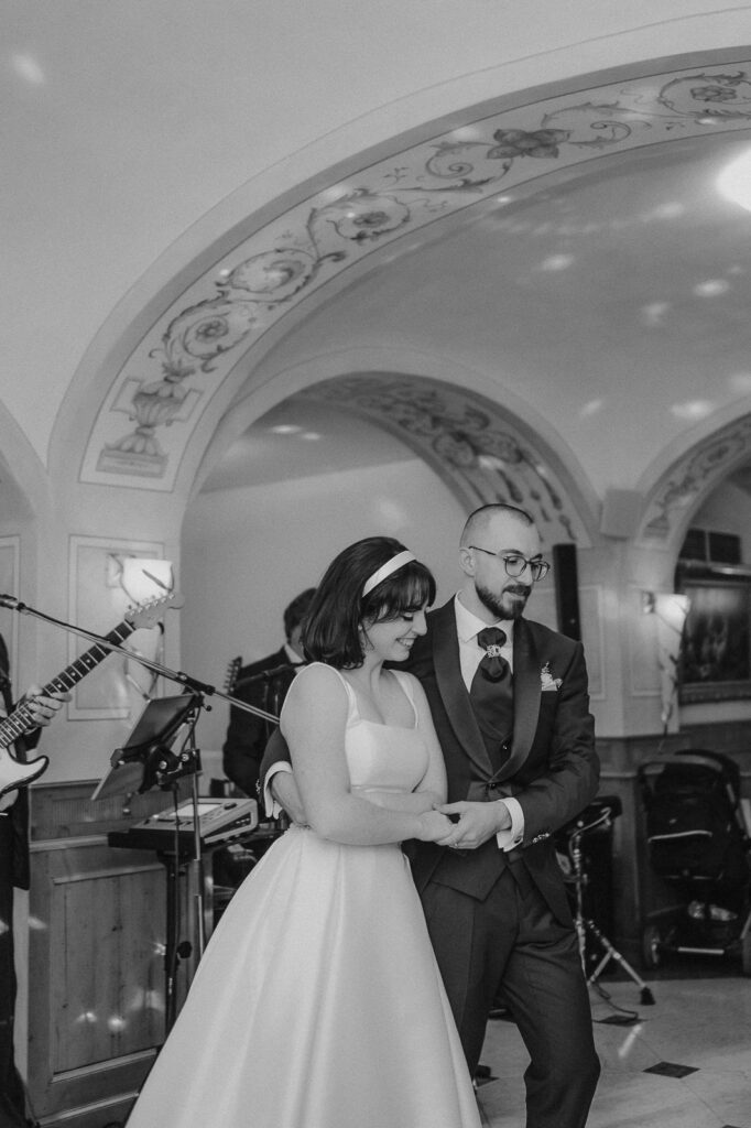 Hochzeitsfeier in der Erdinger Innenstadt. Portraitaufnahmen des Paares in der Stadt und während der Trauung.