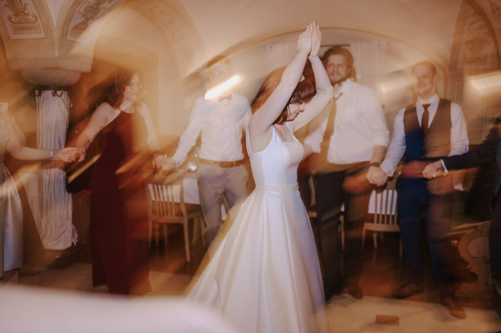 Hochzeitsfeier in der Erdinger Innenstadt. Portraitaufnahmen des Paares in der Stadt und während der Trauung.