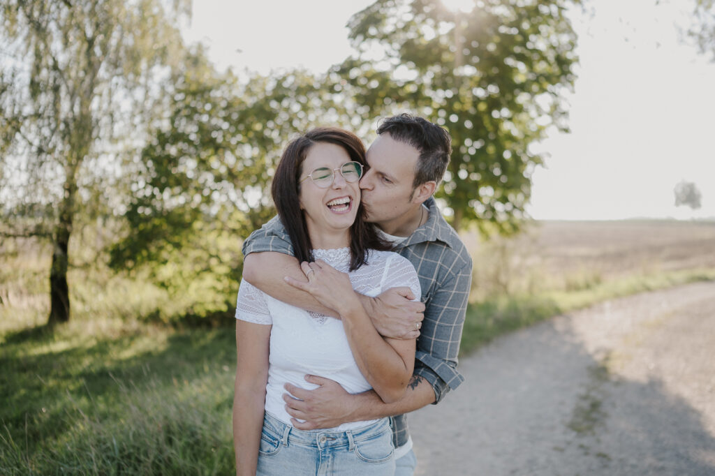 Paarfotografie im Sommer auf einer Obstwiese